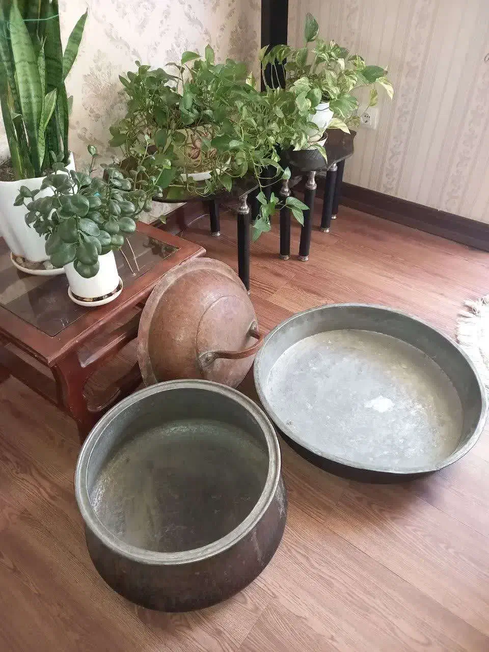 دیگ و تشت مسی|کلکسیون اشیاء عتیقه|هشتگرد, فاز ۱ مهستان|دیوار