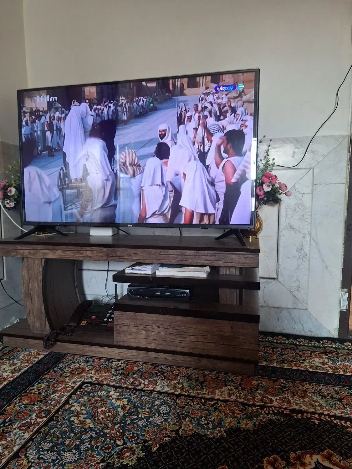 فروش ال سی دی سام ۵۰ اینچ کاملاسالم همراه میز|تلویزیون و پروژکتور|الیگودرز, |دیوار