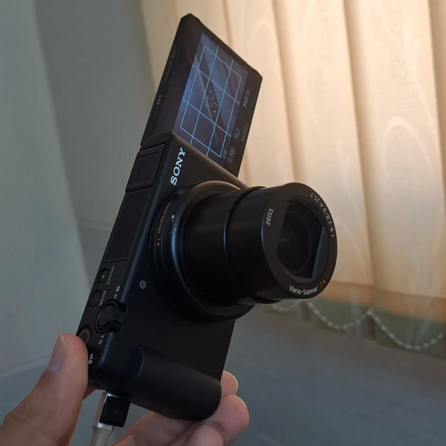 sony-zv1 camera و سه پایه و سافت باکس چتری|دوربین عکاسی و فیلم‌برداری|شیراز, بعثت|دیوار