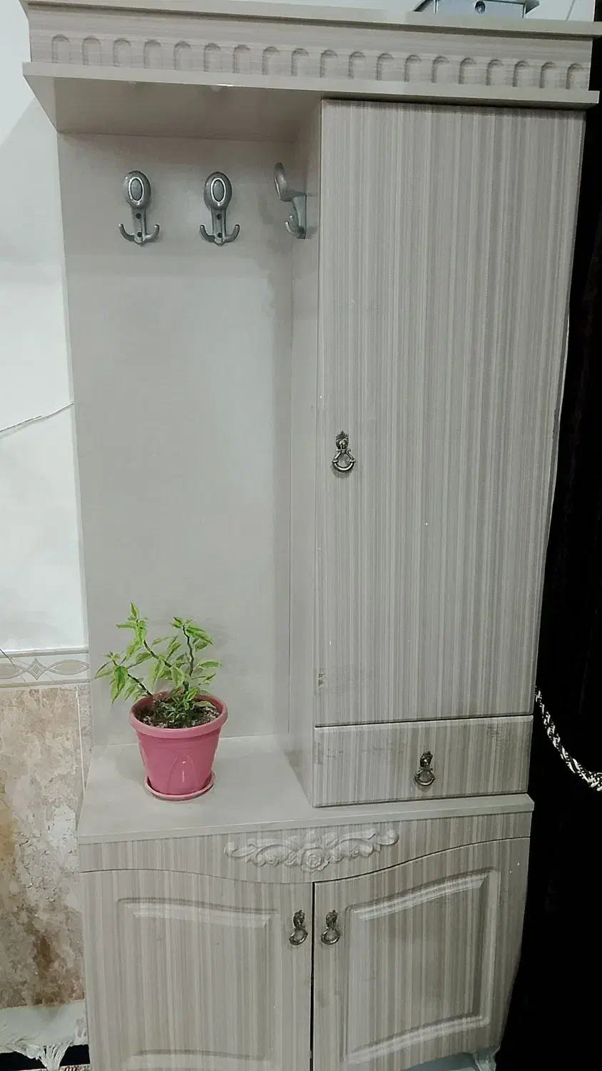 جاکفشی|جاکفشی، کمد، دراور|گلبهار, شهر جدید گلبهار|دیوار