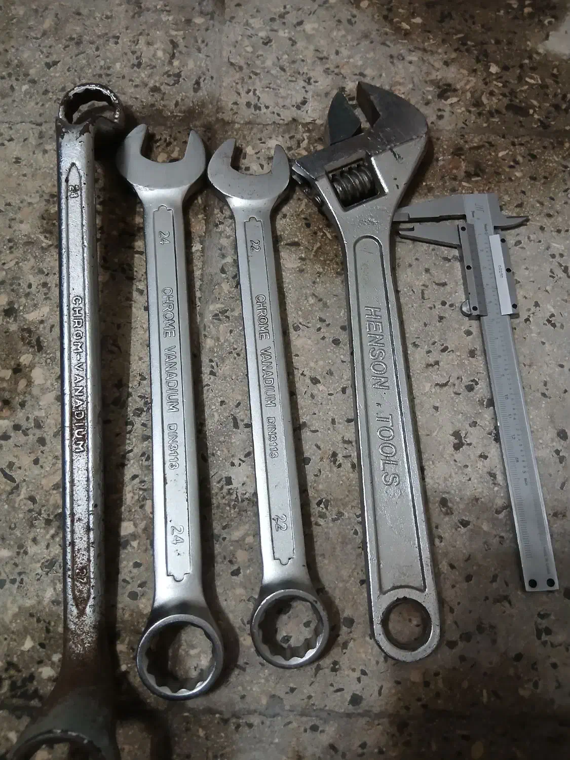 آچار وکولیس|ابزارآلات|رشت, دروازه لاکان|دیوار