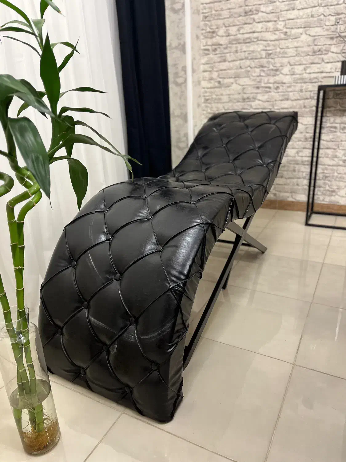 صندلی پایه چوبی و تخت چستر و میزناخن|دفتر کار|رشت, لاکانی|دیوار