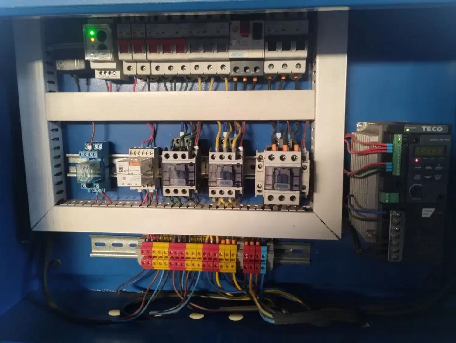 خدمات برق ساختمانی و برق صنعتی برقکار مونتاژ نصاب|خدمات پیشه و مهارت|بندرعباس, |دیوار