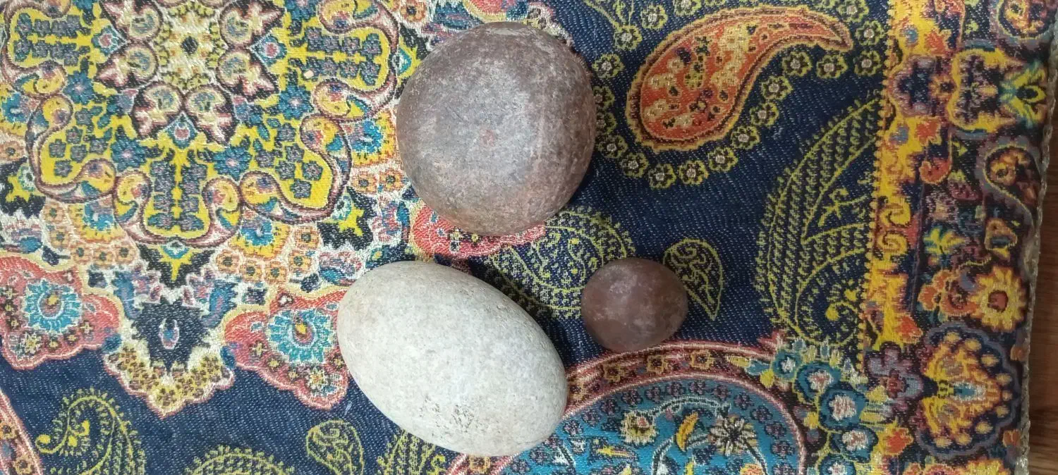 سنگهایی ازقدیم که مربوط به بیش از۶۰سال|کلکسیون اشیاء عتیقه|نیشابور, گنبد سبز|دیوار