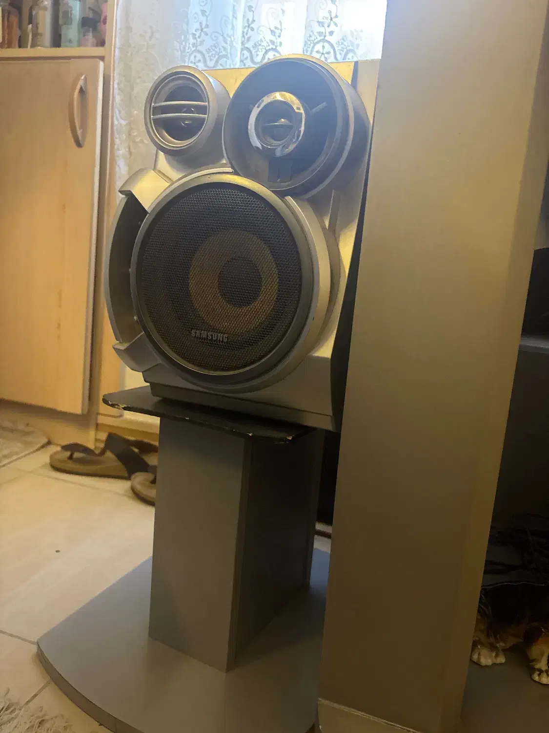 تلویزیون سامسونگ و دو عدد بلندگو|تلویزیون و پروژکتور|اصفهان, هزارجریب|دیوار