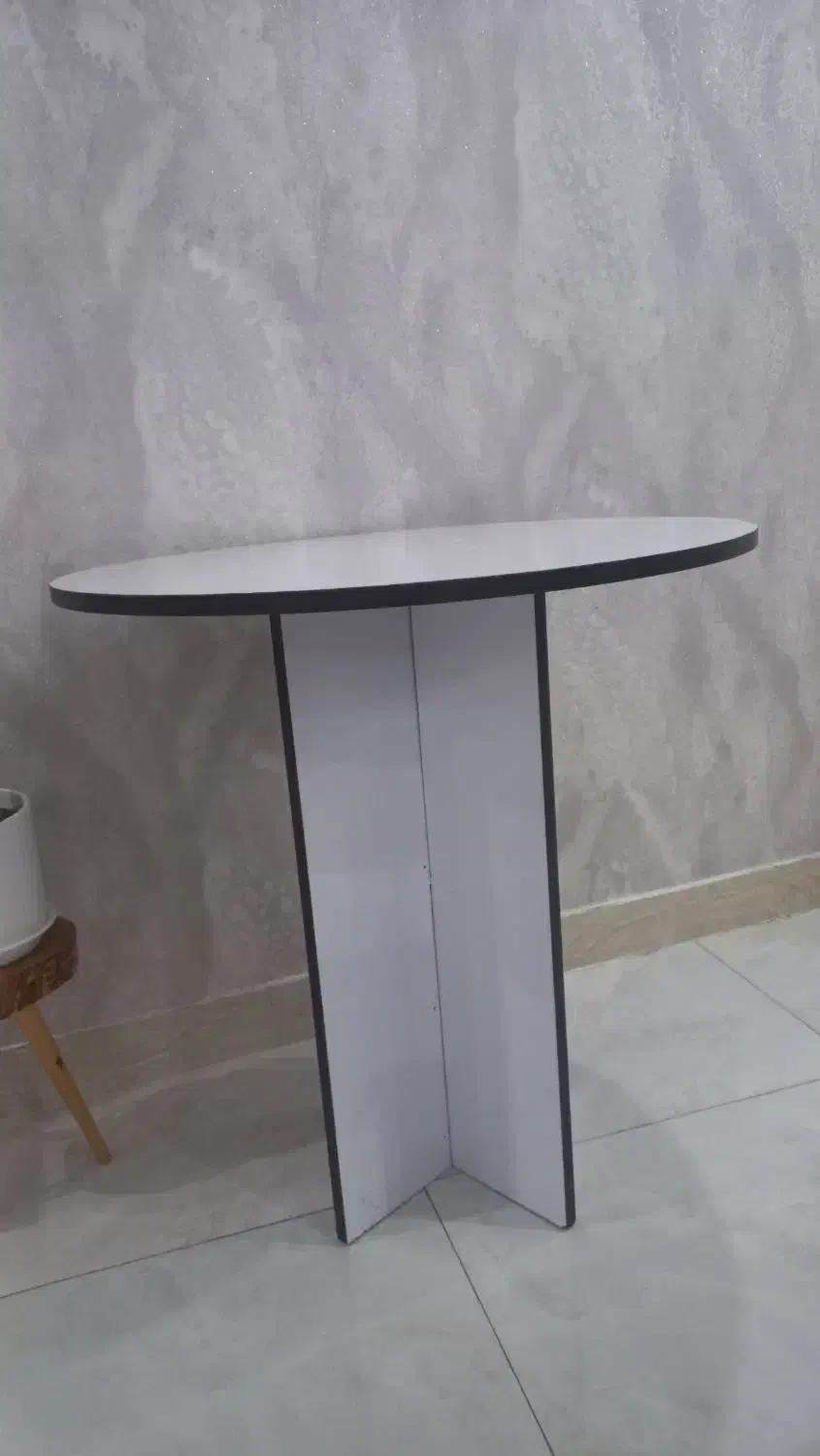 یک عدد میز گرد با قطر ۷۰ و قدی هم ۷۰|میز و صندلی غذاخوری|رشت, گلزاران|دیوار