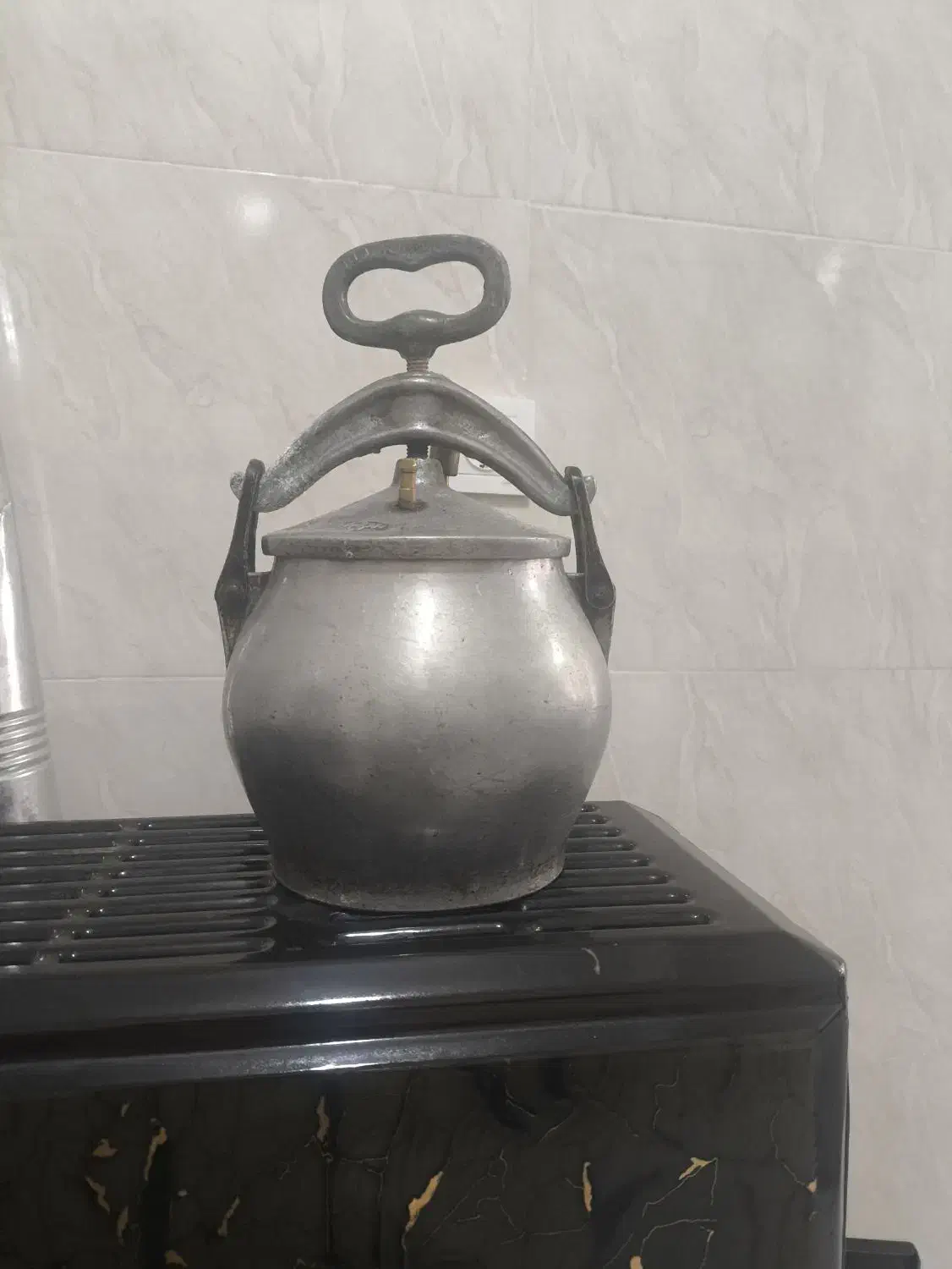 دیگ قدیمی|کلکسیون اشیاء عتیقه|سیرجان, |دیوار