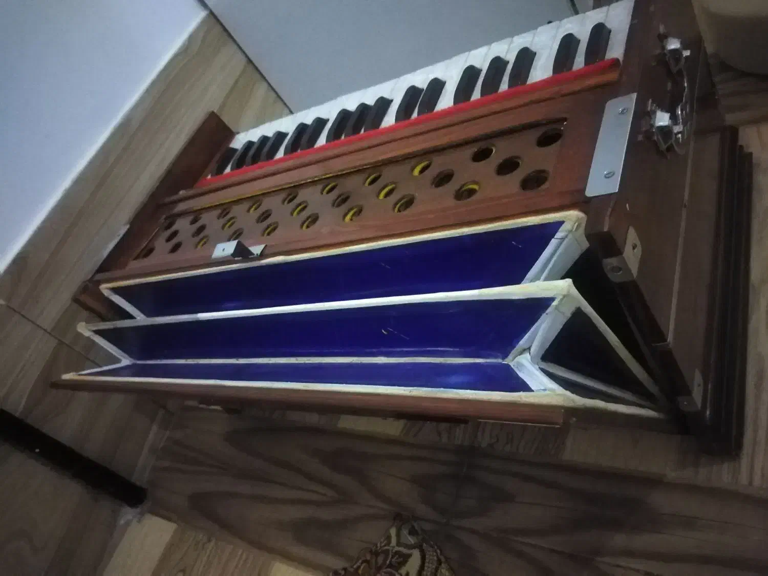 ارمنی|پیانو، کیبورد، آکاردئون|میان ولایت, |دیوار