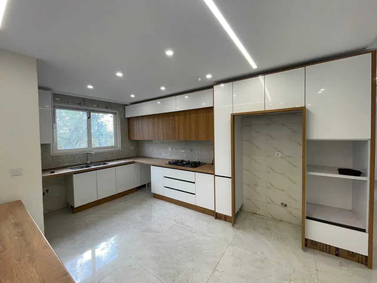 واحد آپارتمان ۲۰۰ متری ، نوساز ، سروستان پاسداران