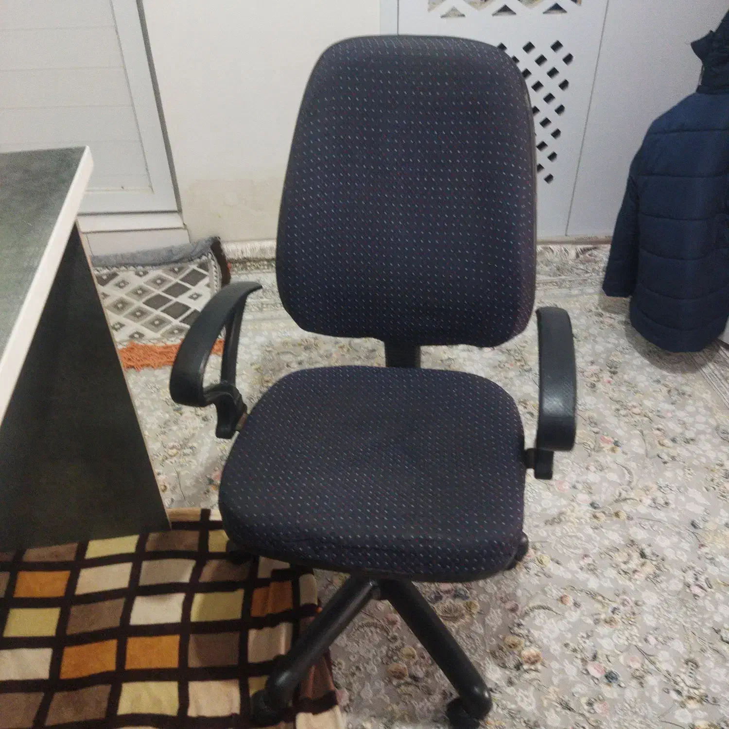 صندلی چرخشی سالم در حد نو|صندلی و نیمکت|کرمانشاه, |دیوار