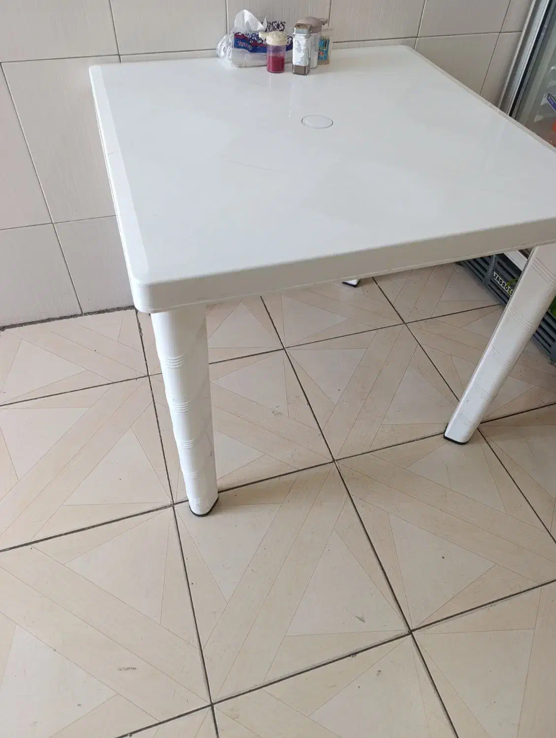 میز و صندلی پلاستیکی در حد نو|میز و صندلی غذاخوری|رودسر, |دیوار