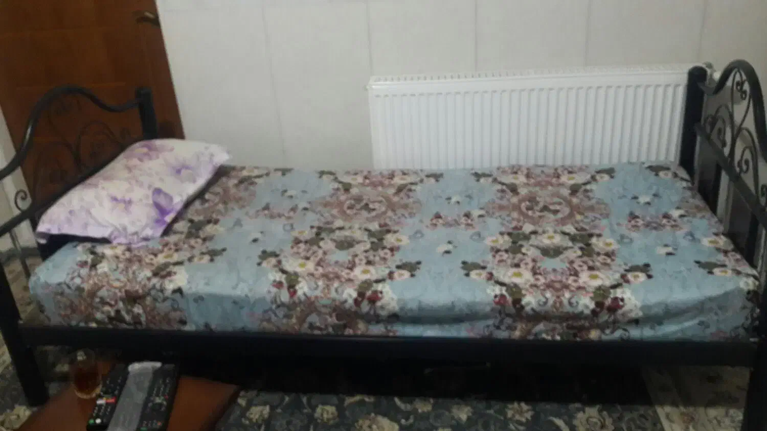 یک عدد تخت یک نفره اهنی با تشک کارکرده|تخت و سرویس خواب|بوئین زهرا, |دیوار