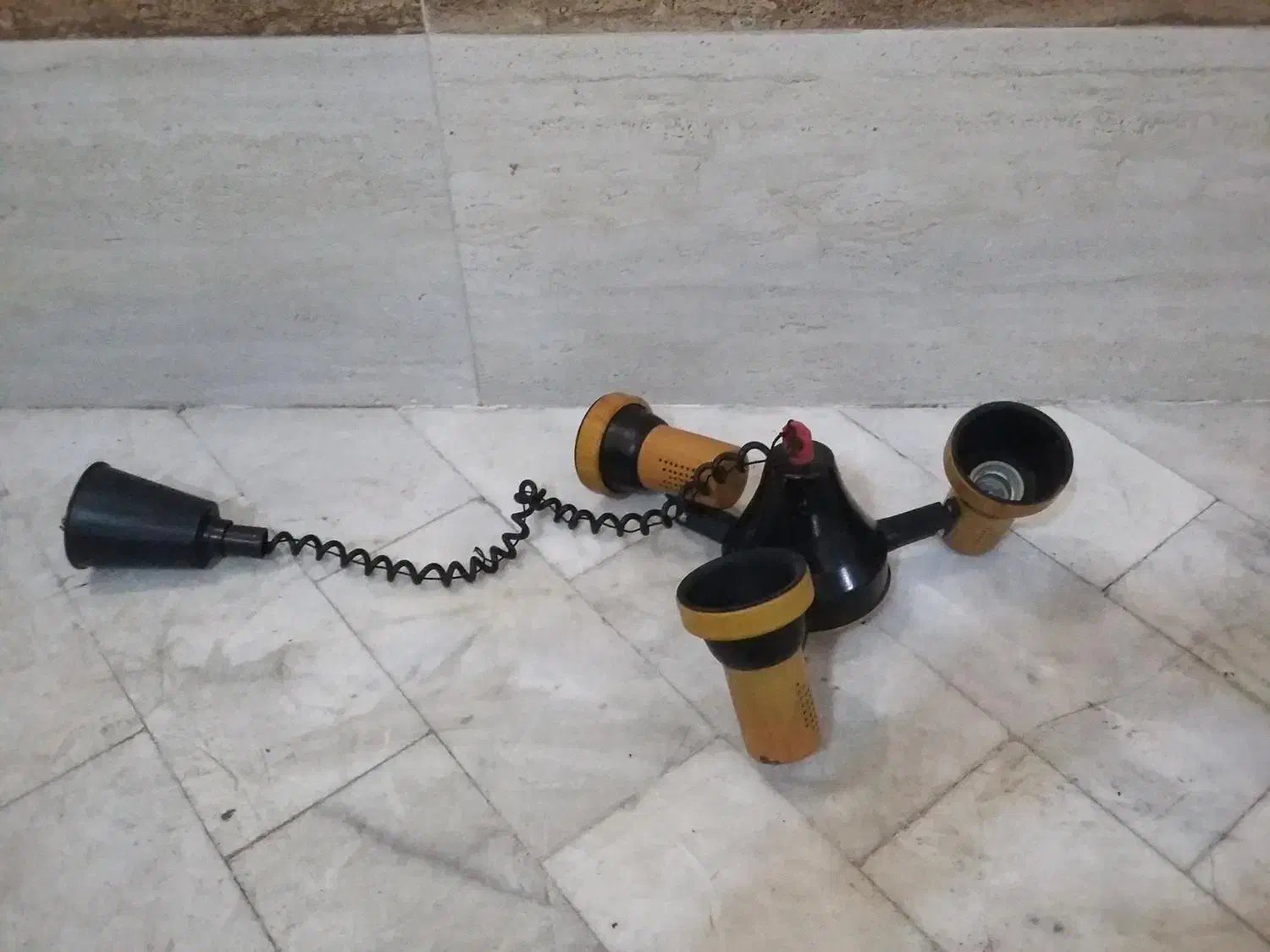 لوستر سه شاخه پایه ،لامپ،هالوژن ثابت و ریلی در حد.|لوستر و چراغ آویز|رشت, چله خانه|دیوار