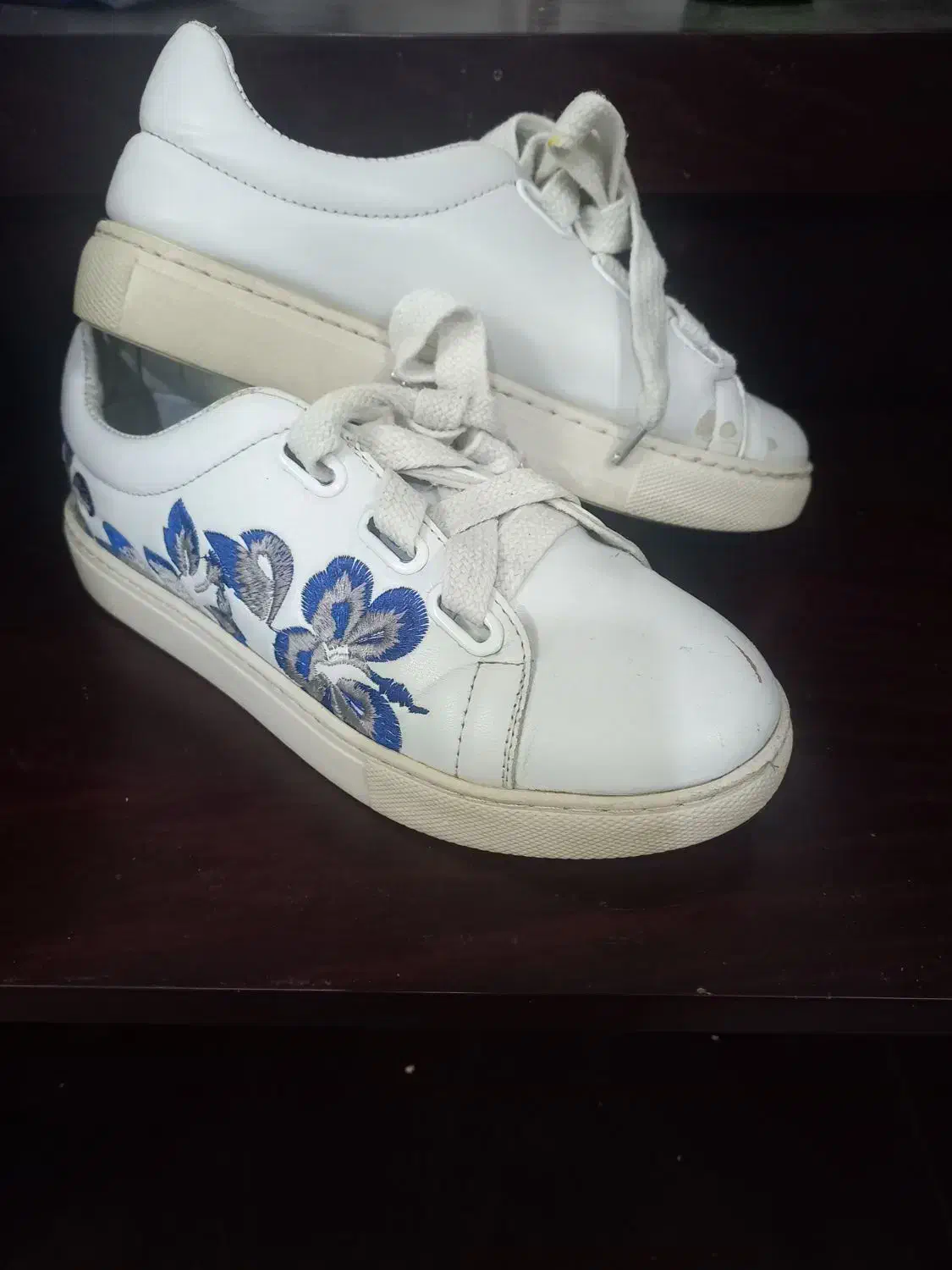 کتونی|کیف، کفش، کمربند|نیشابور, گنبد سبز|دیوار