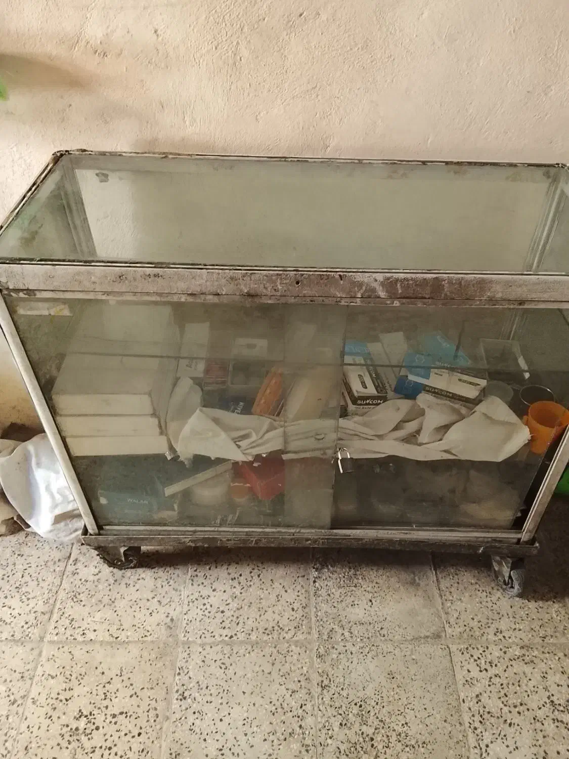 ویترین شیشه ای|بوفه، ویترین، کنسول|اسلامآباد غرب, |دیوار