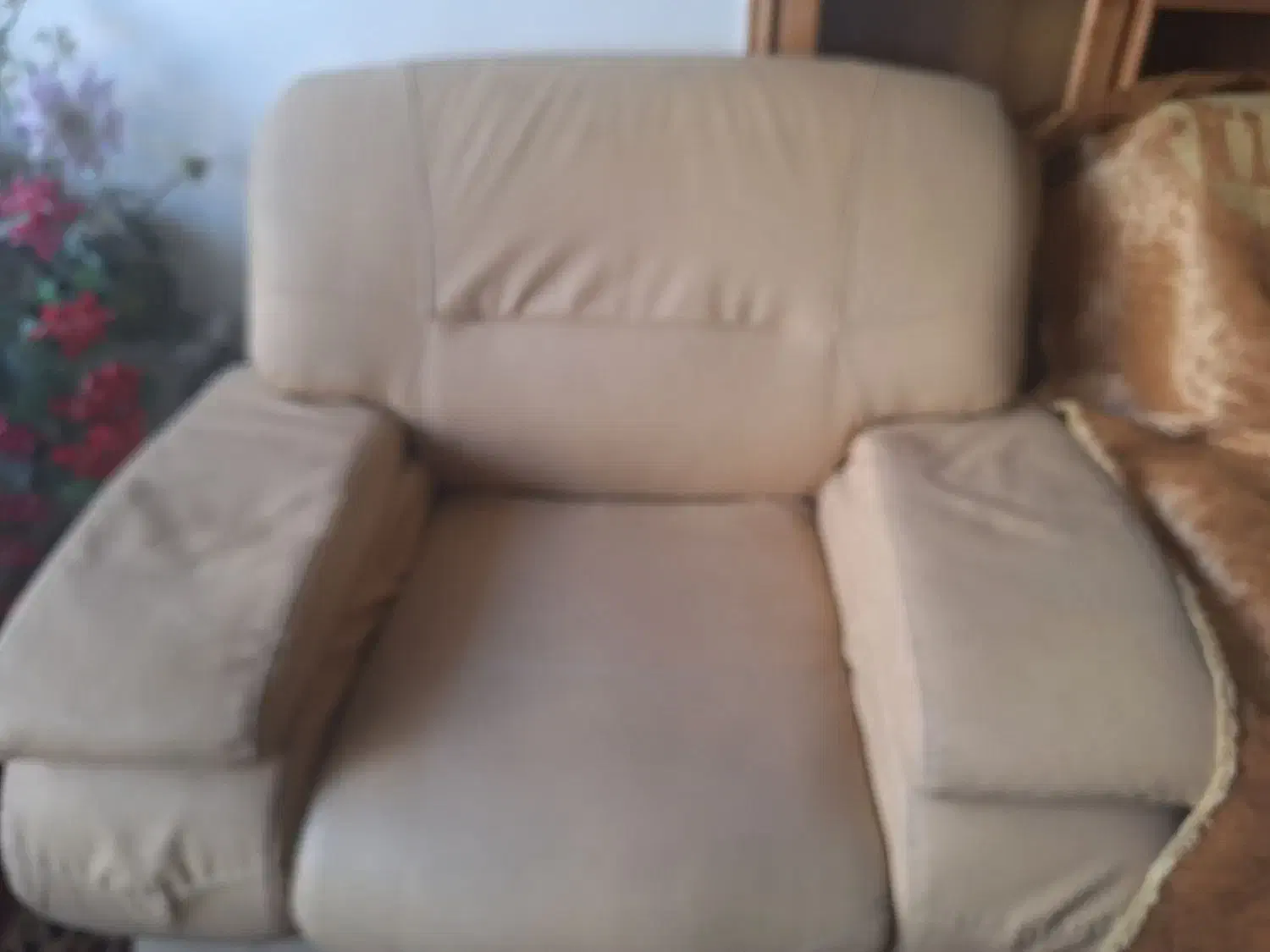 مبل چرمی کرم|مبلمان خانگی و میز عسلی|شهرکرد, |دیوار