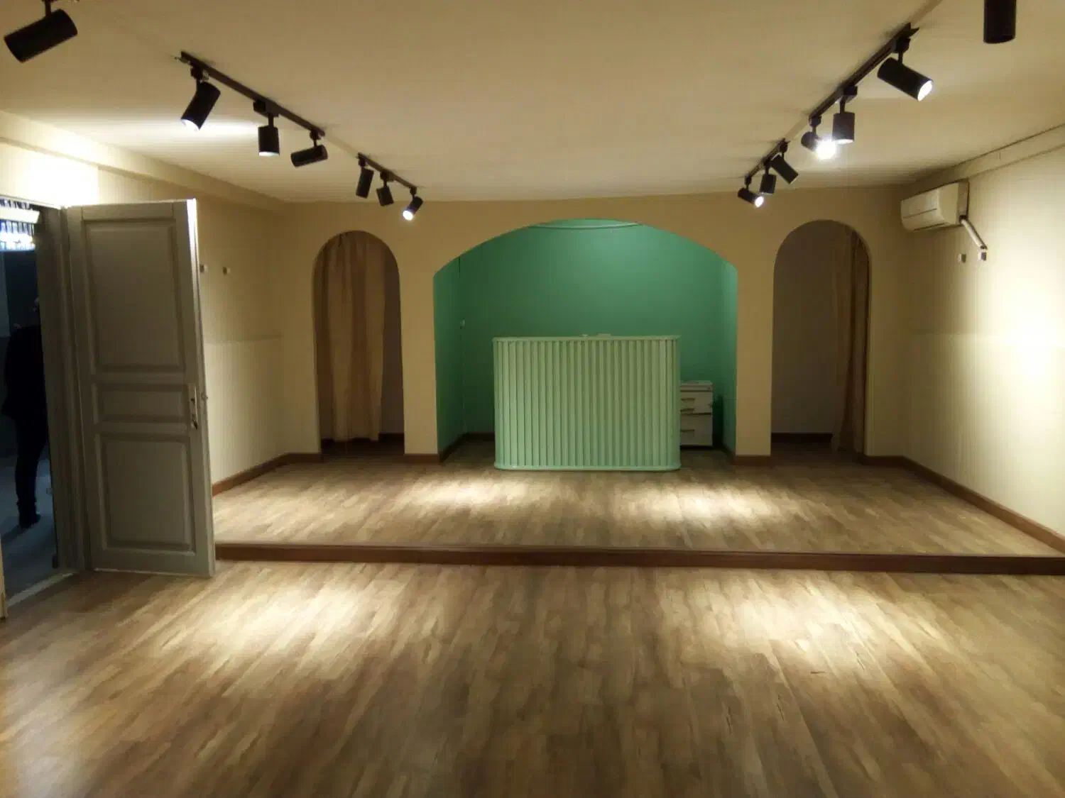 اجاره ۳۶۰ متر ۳ طبقه آجودانیه