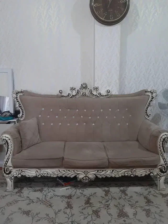 یک دست مبل به همراه یک عدد فرش دوازده متری|مبلمان خانگی و میز عسلی|آستانه اشرفیه, |دیوار