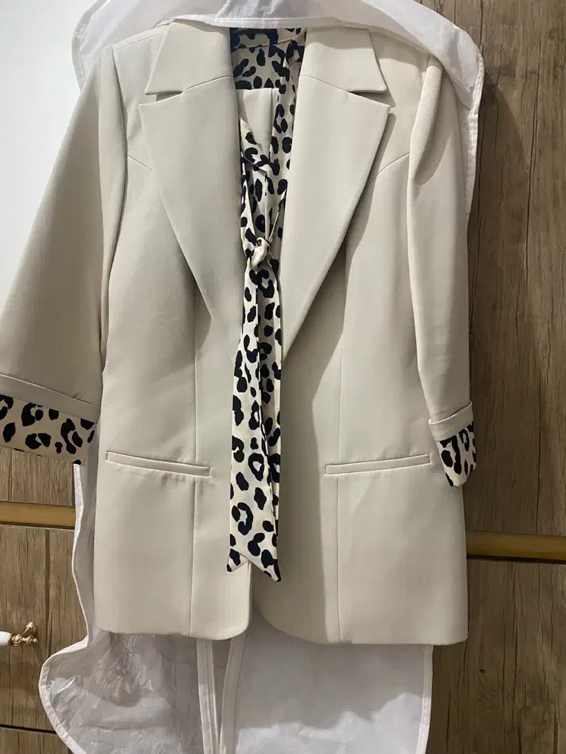 کت وشلواروشومیز|لباس|سورک, |دیوار