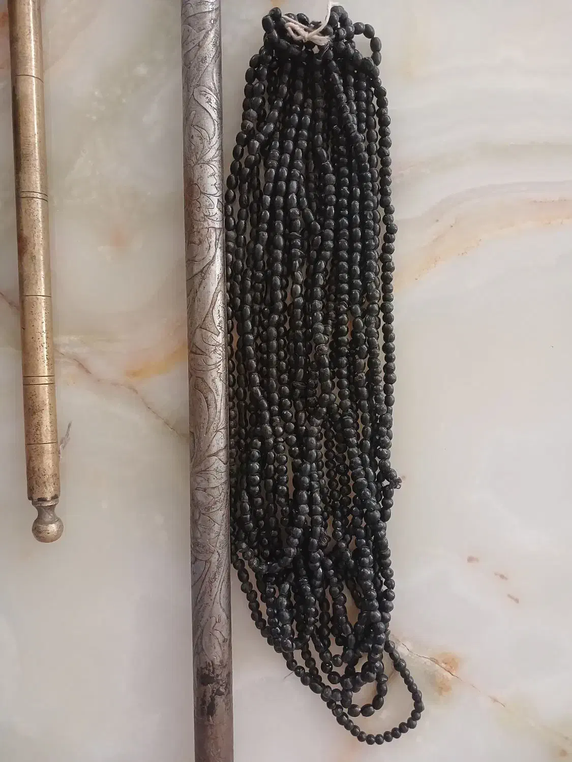 تبرزین درویشی با دسته تسبیح قدیمی انتیک|کلکسیون اشیاء عتیقه|یزد, |دیوار
