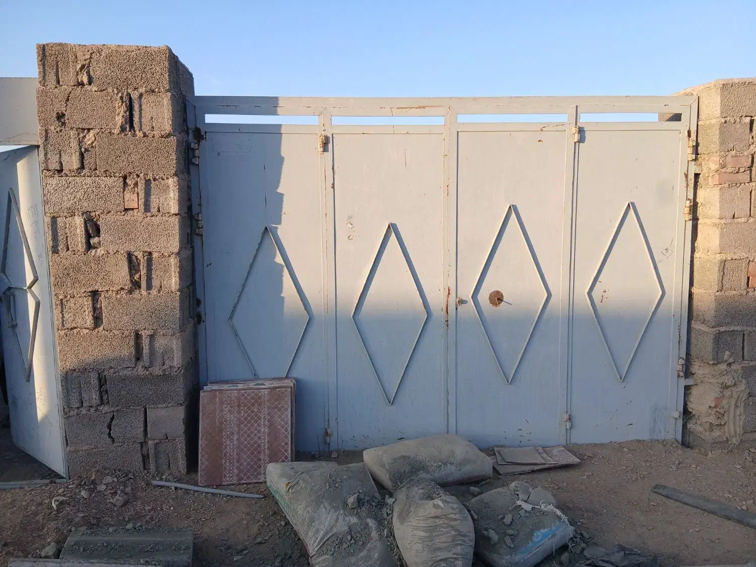 درب گاراژ چهارلنگه در حد نو سالم و آماده نصب|مصالح و تجهیزات ساختمان|بردسیر, |دیوار