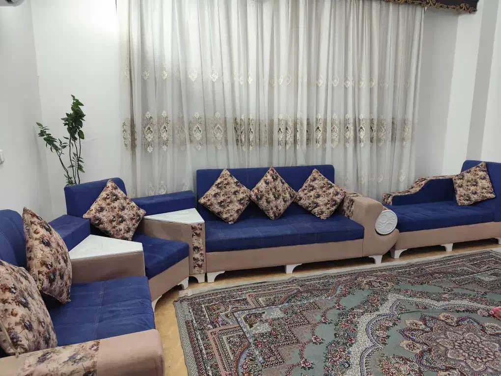 مبل 9 نفره + عسلی (کاملا تمیز و سالم)|مبلمان خانگی و میز عسلی|قم, پردیسان|دیوار