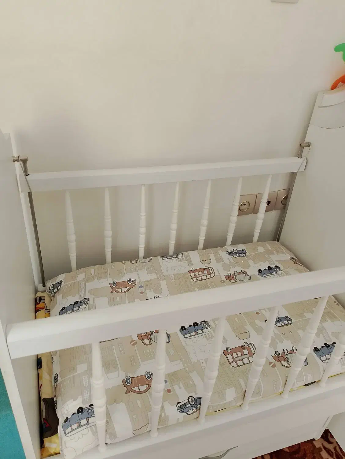 تخت گهواره ای نوزاد تمیز و در حد نو|تخت و صندلی بچه|تهران, شهرک شریفی|دیوار