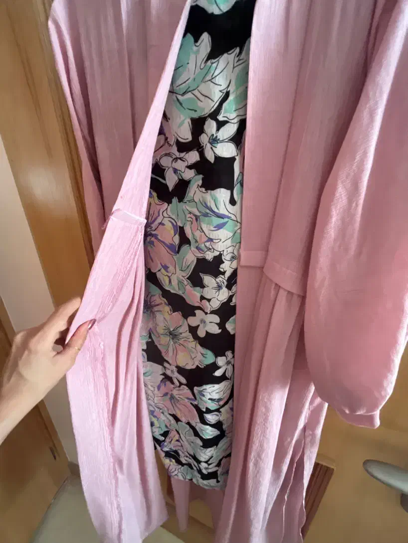 تعدادی لباس زنانه|لباس|اصفهان, رکن الدوله شرقی|دیوار