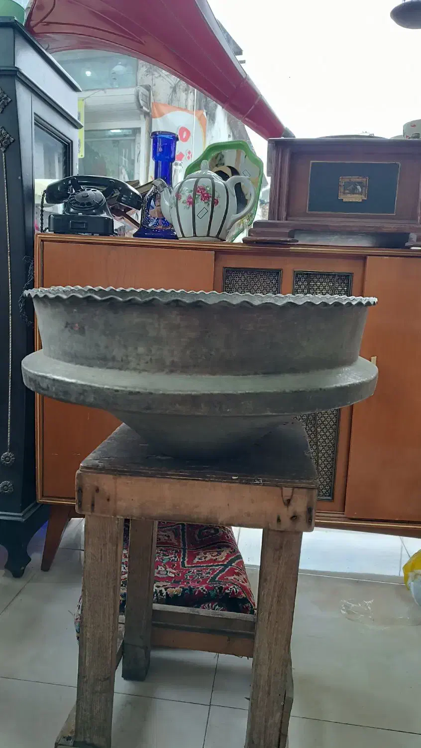 تاس مسی قاجاری غول پیکر|کلکسیون اشیاء عتیقه|آمل, |دیوار