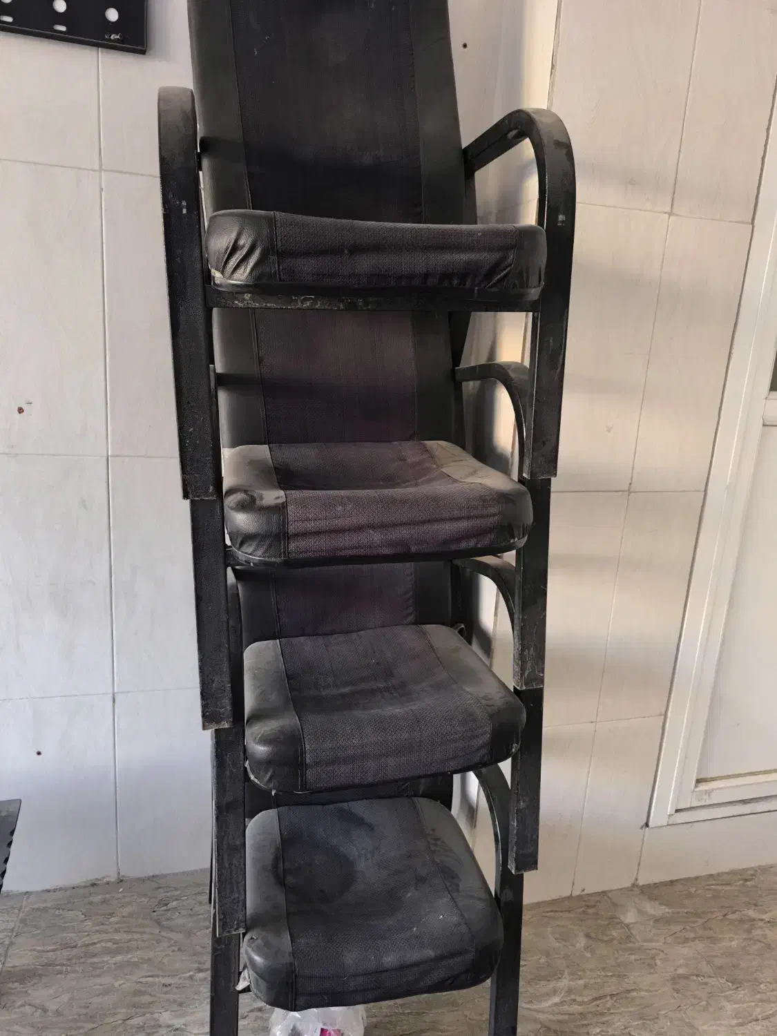 چهار عدد صندلی یک عدد میز کار|دفتر کار|صدرا-فارس, فاز ۲|دیوار