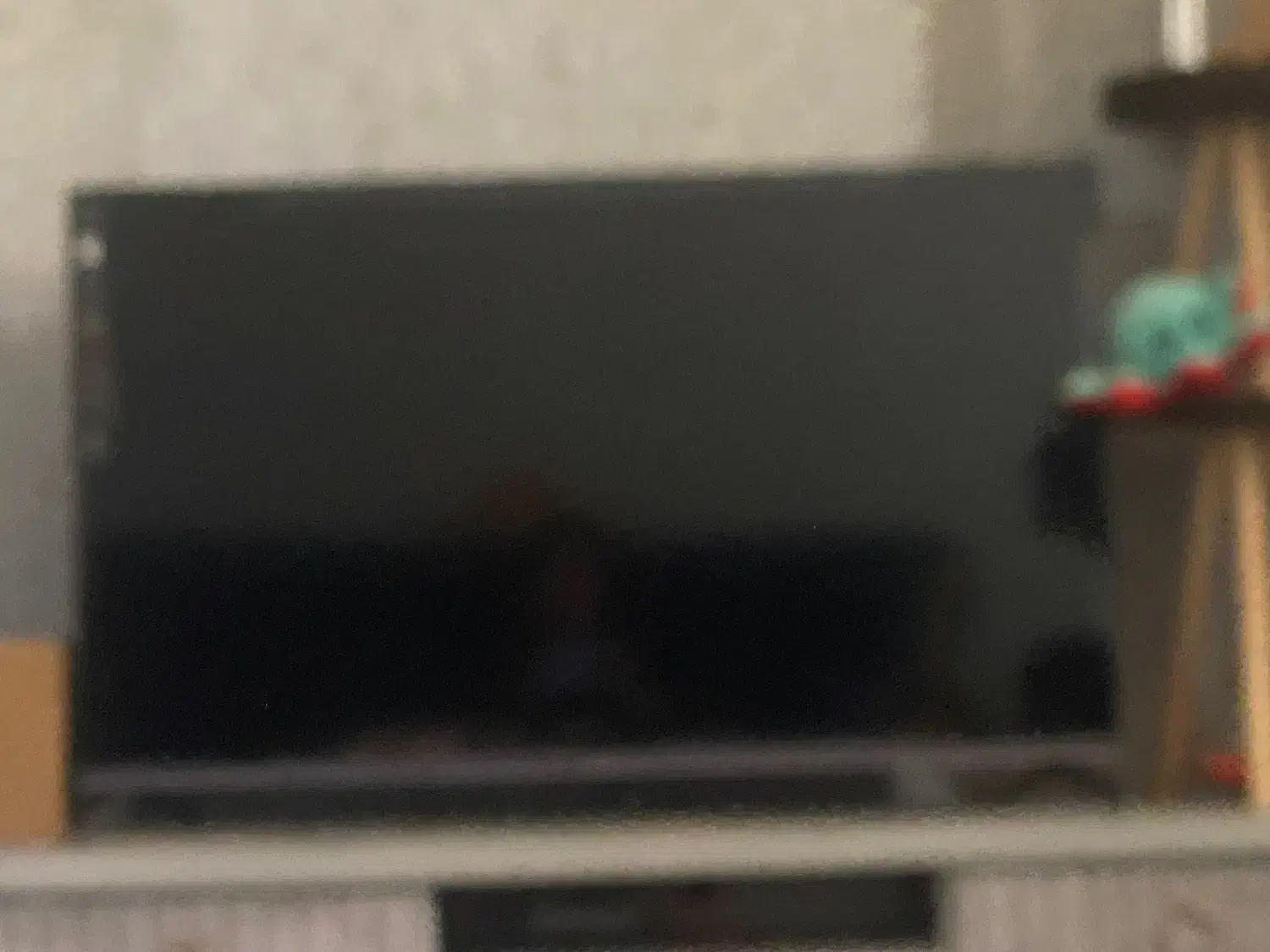 تلویزیون ایوولی همراه با میز تلوزیون|تلویزیون و پروژکتور|بندرعباس, |دیوار