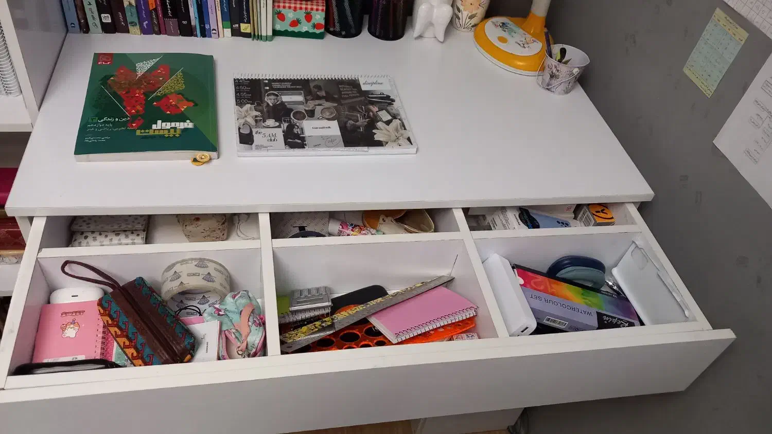 میزتحریر|میز تحریر و کامپیوتر|پرند, فاز ۵|دیوار