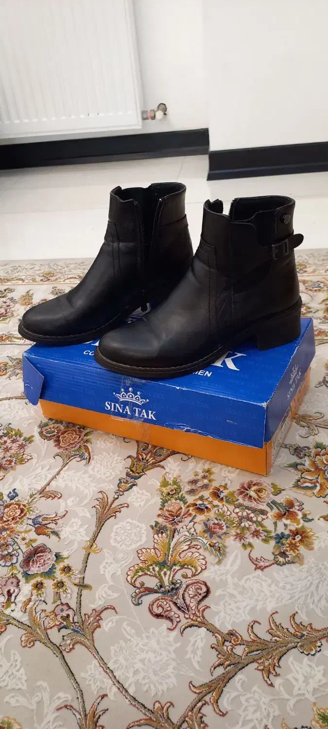 بوت|کیف، کفش، کمربند|بابل, |دیوار