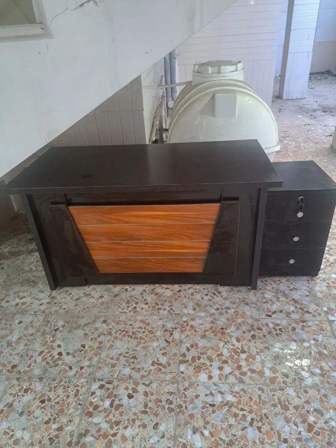 میز کامپیوتر در حد نو و ورق ام دی اف دکور|میز تحریر و کامپیوتر|صومعهسرا, |دیوار