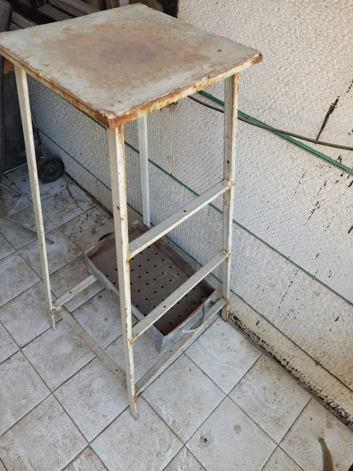 چهار پایه فلزی|صندلی و نیمکت|همدان, |دیوار