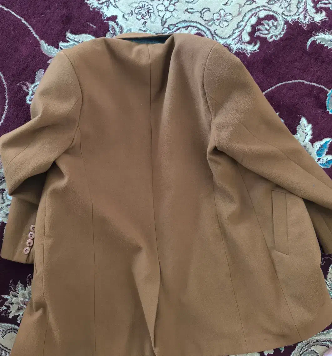 پالتو و بوت قهوه‌ای|کیف، کفش، کمربند|تاکستان, |دیوار