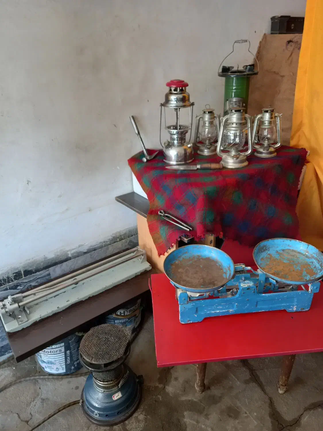 چهار پایه آهنی سرامیکبر|صندلی و نیمکت|اسلامآباد غرب, |دیوار