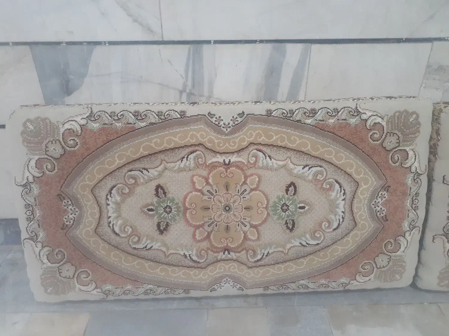 پشتی گل برجسته|رختخواب، بالش، پتو|همدان, |دیوار