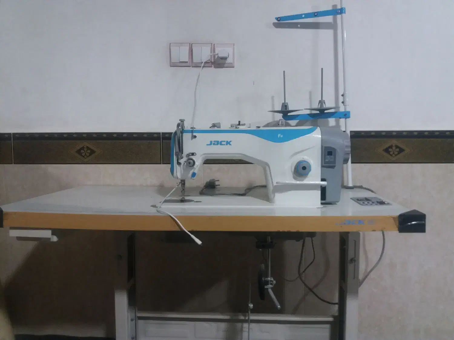 یک دستگاه چرخ‌‌خیاطf4راسته دوز  به فروش میرسد|چرخ خیاطی و ریسندگی|ملایر, |دیوار