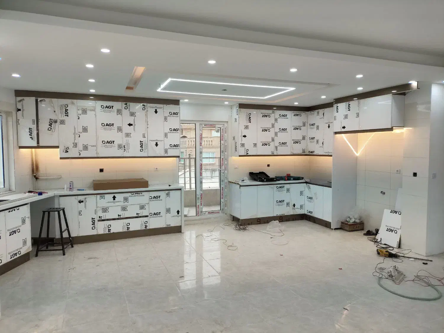 سیم کشی و رفع مشکل برق ساختمان|خدمات پیشه و مهارت|سنندج, |دیوار