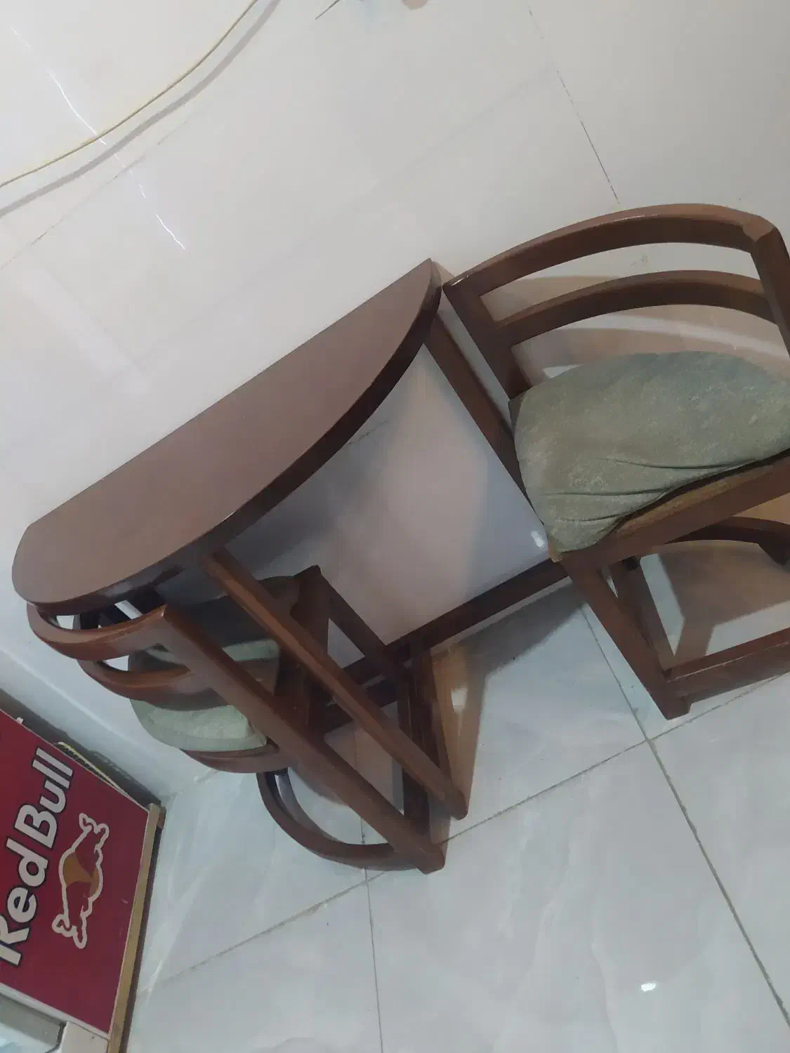 میز نیم گرد|میز و صندلی غذاخوری|نجفآباد, صالح آباد|دیوار