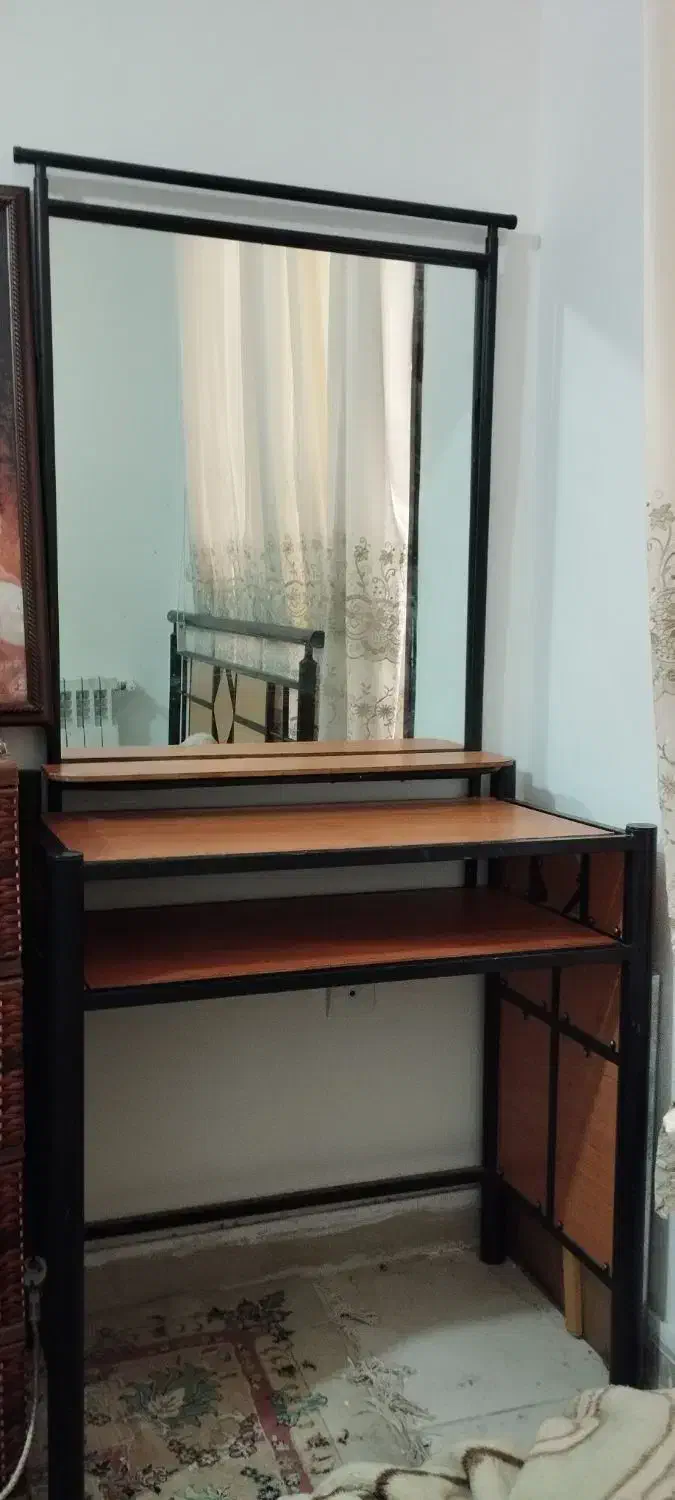 تخت دونفره چوب و فلز با تشک و میز آرایش آینه دار|تخت و سرویس خواب|بیرجند, |دیوار