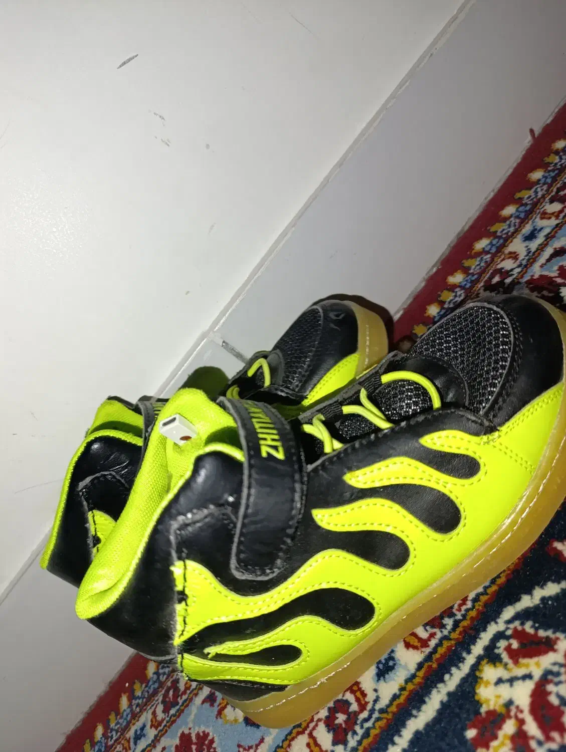 کفش|کیف، کفش، کمربند|شاهنجرین, |دیوار