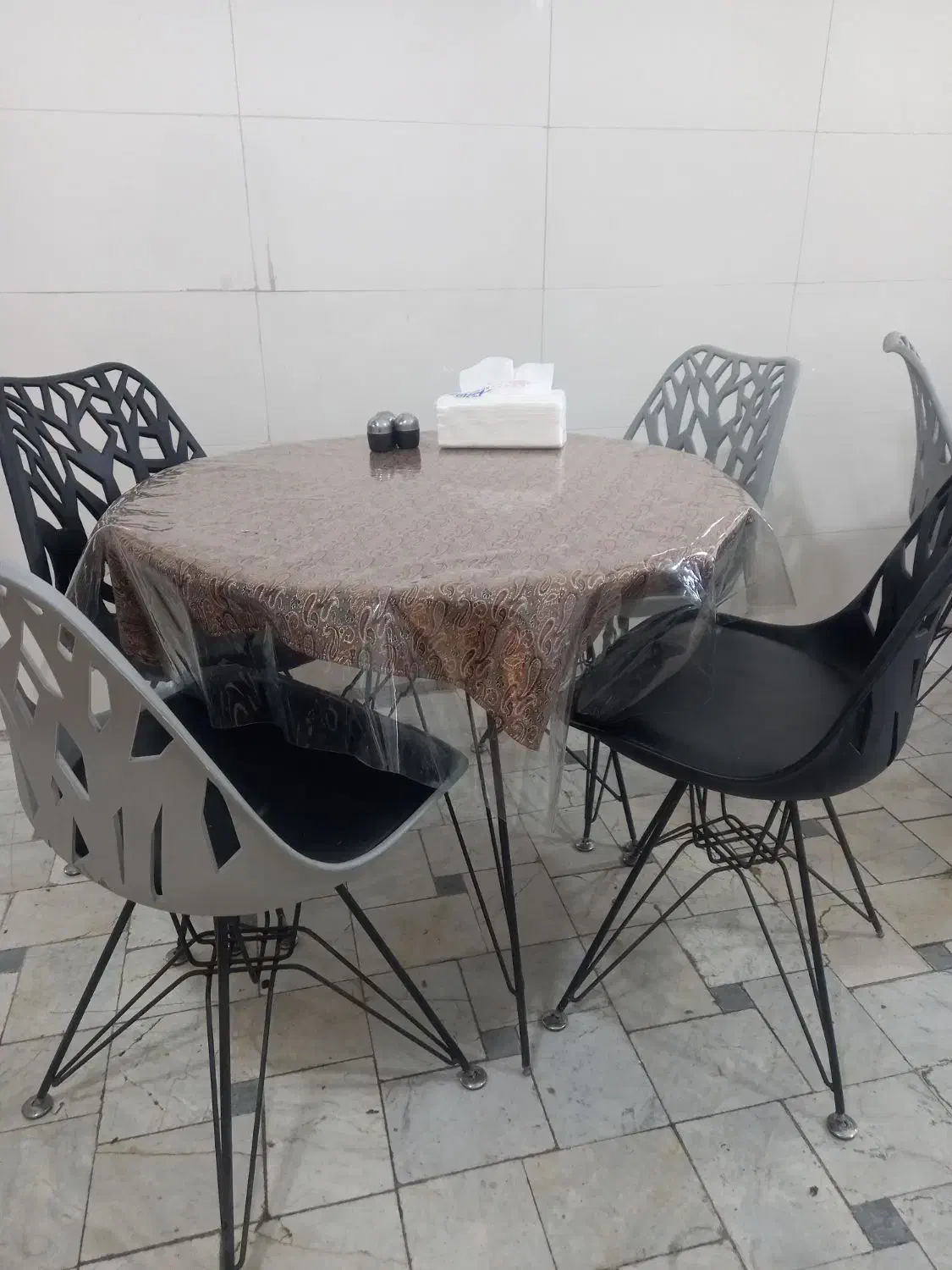 فروش فوری|میز و صندلی غذاخوری|قم, شهرک امام حسن|دیوار