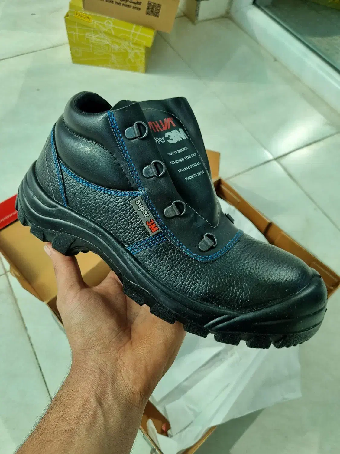 کفش ایمنی|کیف، کفش، کمربند|پیر بکران, |دیوار