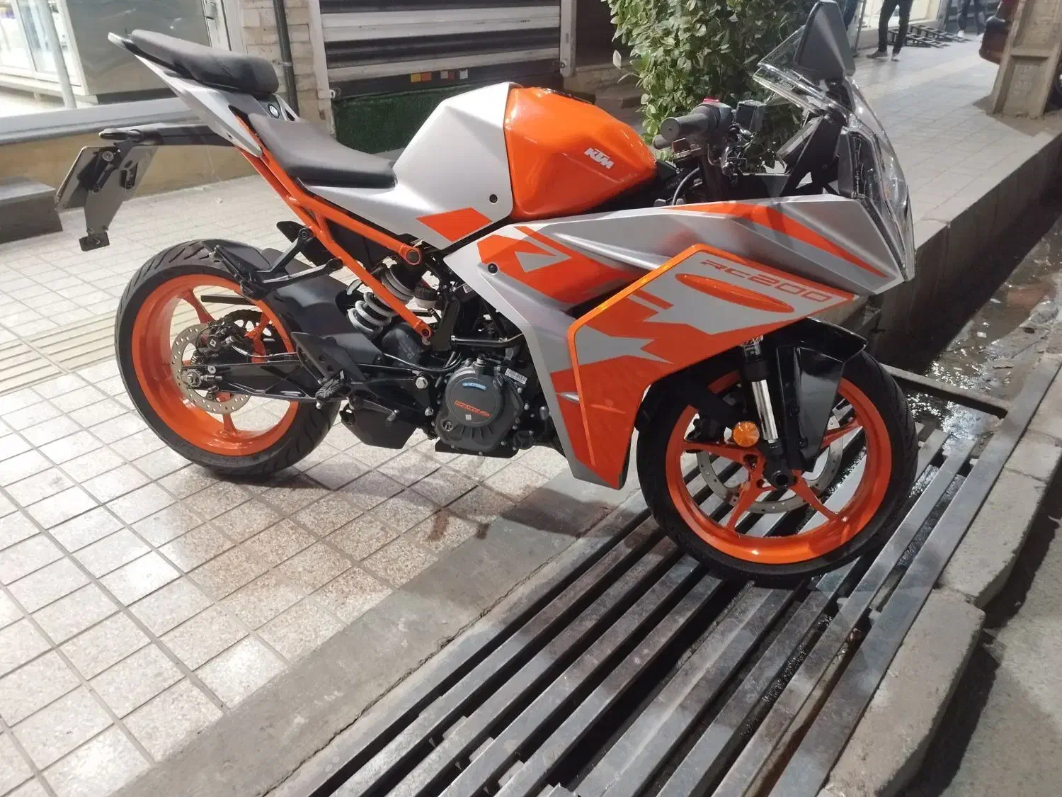 کی تی ام ارسی نیو فیس 1402|موتورسیکلت|اندیشه, اندیشه فاز ۳|دیوار