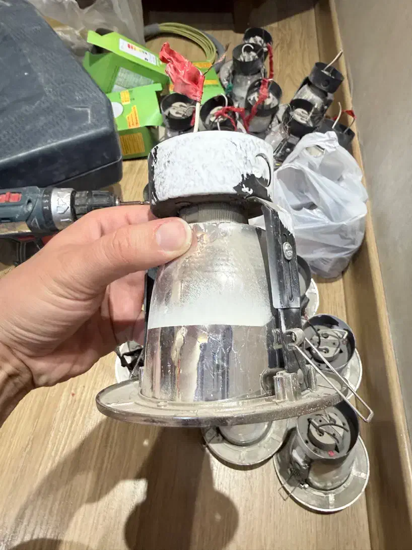 ۵۰ عدد لامپ و پایه هالوژنی|لامپ و چراغ|شیراز, رحمتآباد|دیوار