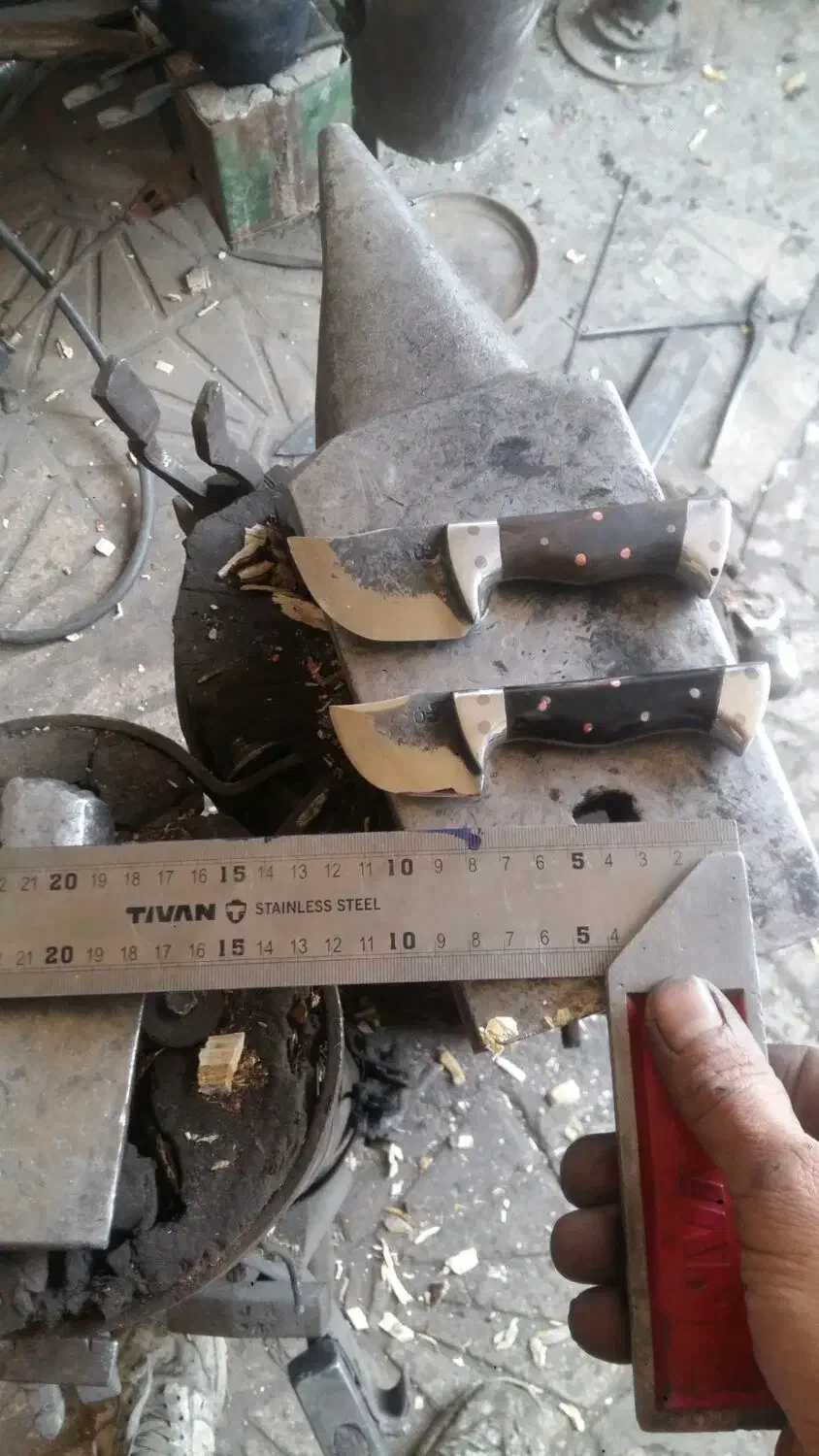 چاقوهای کرگدن،استادمسعود.دسته شاخ مشکی وچوب گردو.|کلکسیون اشیاء عتیقه|تویسرکان, |دیوار