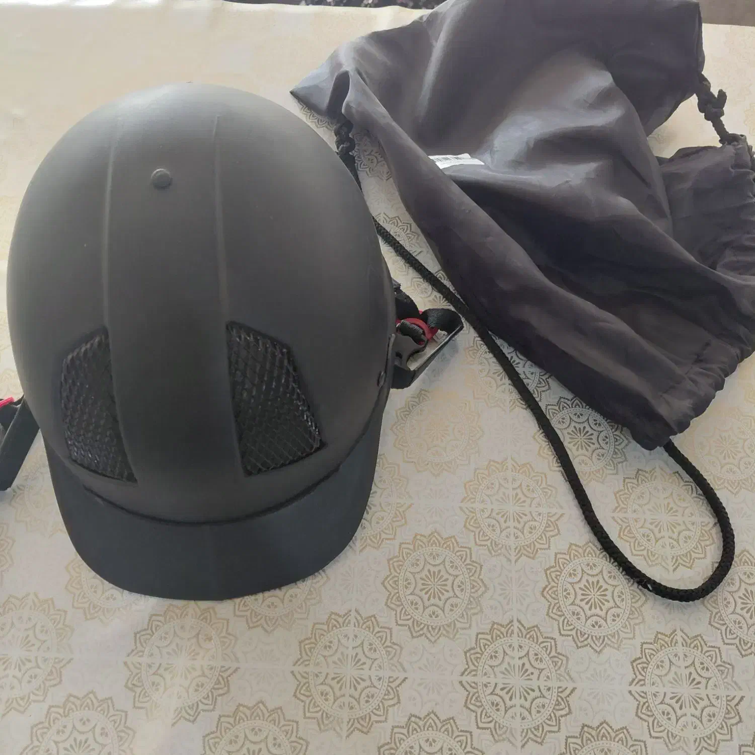 کلاه سوارکاری سایز L . برند اشکان|اسب و تجهیزات اسب‌سواری|رشت, منظریه|دیوار