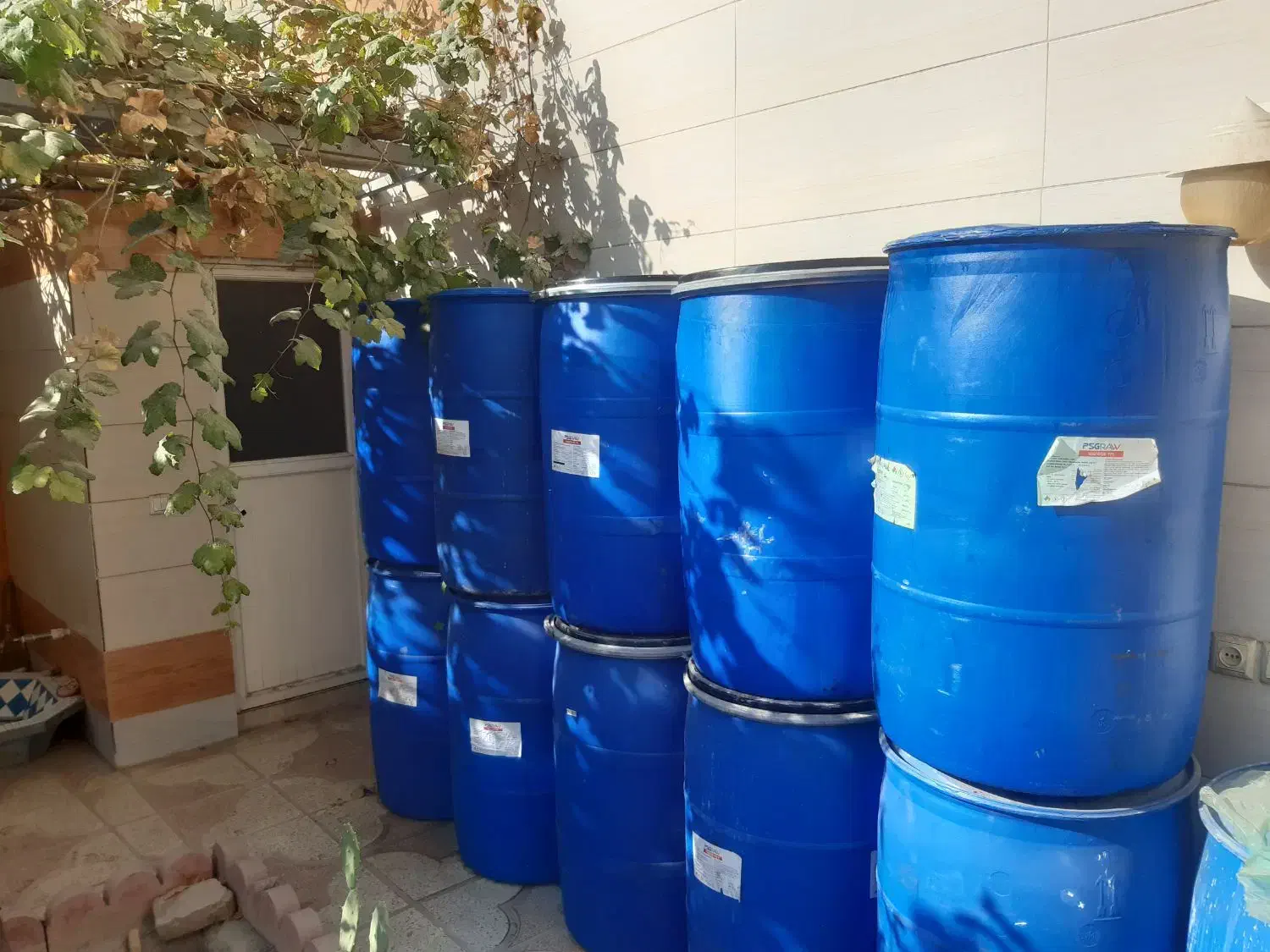 بشکه|ظروف نگهدارنده، پلاستیکی، یک‌بارمصرف|ابریشم, |دیوار